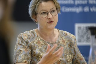 Selon l'ambassadrice Marianne Jenni, cheffe de la Direction consulaire du Département des affaires étrangères, de plus en plus de Suisses se rendent dans des zones de conflit. KEYSTONE/CHRISTIAN BEUTLER